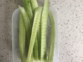 9、KFC握的大饭团,黄瓜切长条备用