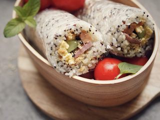 18、KFC握的大饭团,用底下的保鲜膜把饭团包裹起来。媲美肯德基的大饭团就做好了