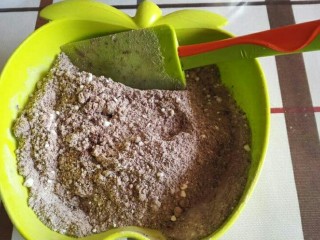 3、法式法芙娜可可马卡龙,搅拌均匀。