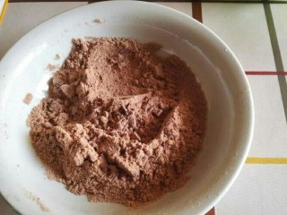 4、法式法芙娜可可马卡龙,过筛两次。