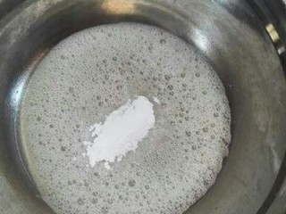 5、法式法芙娜可可马卡龙,糖粉,蛋白粉的混合物分成三次放入蛋白里面打发。