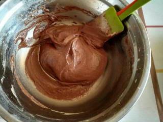 7、法式法芙娜可可马卡龙,过筛好的A材料放入蛋白糊里面切拌均匀。