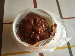 8、法式法芙娜可可马卡龙,放入裱花袋装起来,用中号圆形裱花嘴。