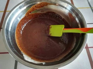 14、法式法芙娜可可马卡龙,晾凉以后放冰箱冷藏30~60分钟。