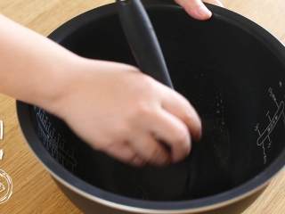 6、电饭煲烧鸡12m+,电饭煲锅里刷一层油~