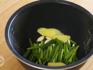 7、电饭煲烧鸡12m+,在锅底部铺一层葱段、蒜瓣、姜片,再放入腌好的鸡~