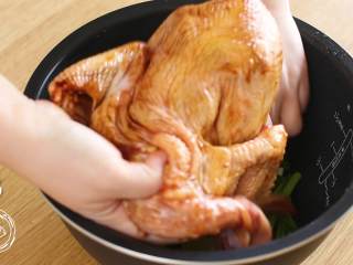 8、电饭煲烧鸡12m+,倒入剩余的酱汁,再次涂抹均匀,按下煮饭键,共煮一个小时左右~