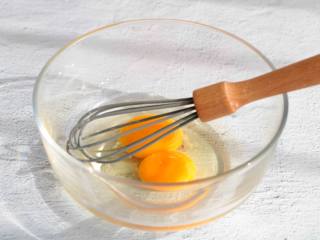 2、米饭鸡蛋饼,鸡蛋加入10ML清水搅打均匀