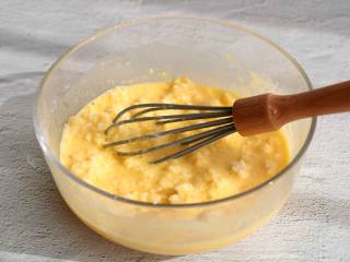 4、米饭鸡蛋饼,倒入米饭拌均匀