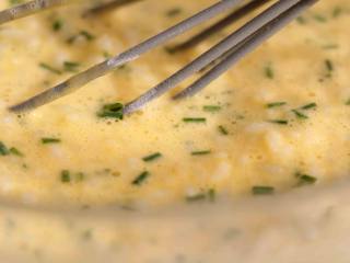 7、米饭鸡蛋饼,搅打均匀