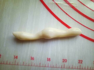 13、#万圣节#女巫手指饼干,取一块小面团，搓出手指关节形状。关节明显一些，不要太粗，因为烤的过程中会膨胀。