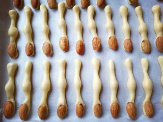 15、#万圣节#女巫手指饼干,依次做完，整齐摆放再烤盘里，并间隔一点距离。