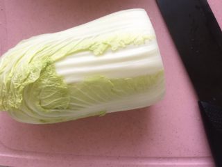 1、酱香浓郁白菜炖粉条,新鲜白菜，去除老叶，取叶子部分，半颗
