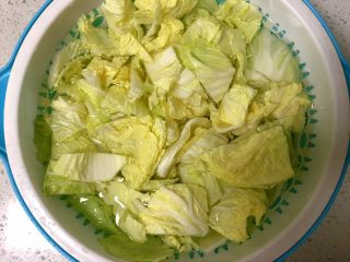 2、酱香浓郁白菜炖粉条,白菜滚刀，切块，凉水浸泡