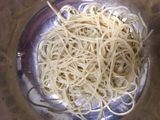 3、酱香浓郁白菜炖粉条,粉条剪短，提前泡发