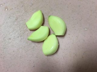 4、酱香浓郁白菜炖粉条,蒜去皮，洗净