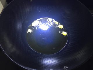 6、酱香浓郁白菜炖粉条,锅烧热，加入适量的油，油烧热后，加入蒜片爆香