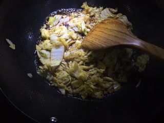 9、酱香浓郁白菜炖粉条,加入一勺生抽、一勺蚝油、半勺老抽