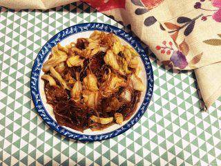 12、酱香浓郁白菜炖粉条,摆盘、上桌，酱香浓郁的白菜炖粉条就做好了。