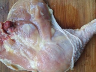 1、海贼王路飞棒骨肉,准备一只鸡腿