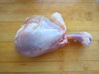 3、海贼王路飞棒骨肉,下半部分用厨房剪刀贴着骨头伸进去，剪断筋和皮肉附着在骨头上的部分，保留肉的完整