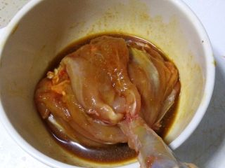 5、海贼王路飞棒骨肉, 将鸡粉，盐，料酒和黑胡椒粉拌匀，将鸡腿放在里面腌制十分钟