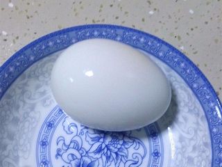 6、海贼王路飞棒骨肉,腌鸡腿的同时水煮鸡蛋，剥壳备用