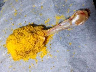 8、海贼王路飞棒骨肉,外层蘸少许蛋液后，在面包糠里滚一下，表面均匀地洒少许植物油