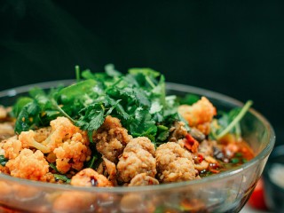 16、麻辣烫,盛出后撒上香菜即可。