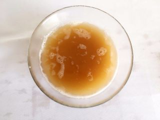 5、Q弹土豆丸子,挤掉的水分不要倒掉，留在碗里，静置15分钟等待土豆淀粉沉淀；