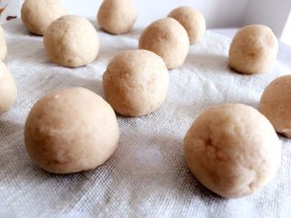 8、Q弹土豆丸子, 蒸屉上铺上纱布搓好的土豆丸子均匀的摆上蒸屉上，蒸锅内烧开水，上锅隔水蒸20分钟左右；