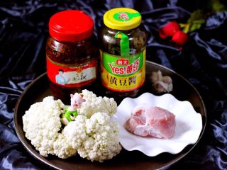 1、绿色美食+酱爆菜花,所有的食材备齐、猪肉提前买好放冰箱冷冻一夜排酸后拿出来备用