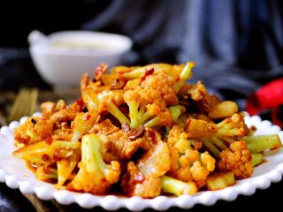 18、绿色美食+酱爆菜花,盛入盘中