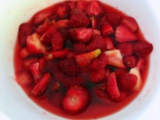 3、草莓酱,腌制两小时。