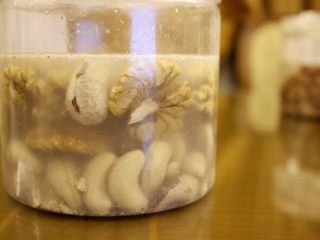 1、抹茶草莓挞(Matcha Strawberry Tart),把8-12个草莓喜好和准备好