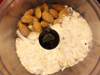 3、抹茶草莓挞(Matcha Strawberry Tart),把25-30杏仁和200g五香谷燕麦片放到搅拌机里搅拌