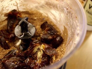 6、抹茶草莓挞(Matcha Strawberry Tart),加入8-10个椰枣/蜜枣（记着把子拿出来）和40ml椰子油