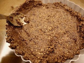 8、抹茶草莓挞(Matcha Strawberry Tart),用勺子或手把它均匀的压到克模里