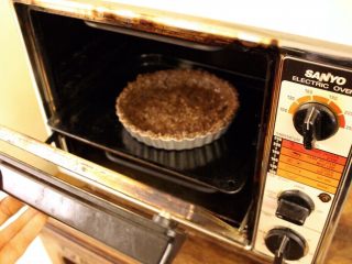 9、抹茶草莓挞(Matcha Strawberry Tart),放到160度的烤箱里烤个5-7分钟让后放在那儿凉