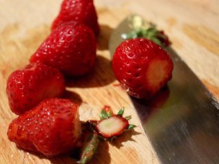 10、抹茶草莓挞(Matcha Strawberry Tart),把8-12个草莓喜好和准备好（可以留几个当装饰）