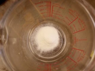 12、抹茶草莓挞(Matcha Strawberry Tart),把5ml琼脂粉放到杯子里