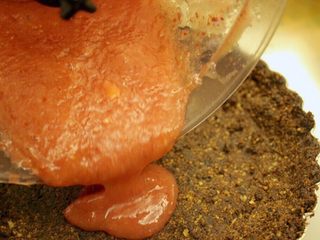 17、抹茶草莓挞(Matcha Strawberry Tart),把倒到底层上面