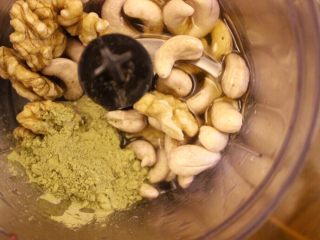 20、抹茶草莓挞(Matcha Strawberry Tart),开始抹茶层：把1大勺抹茶粉，2大勺蜂蜜，泡好的腰果和核桃倒进搅拌机里