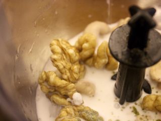 21、抹茶草莓挞(Matcha Strawberry Tart),把120ml椰子牛奶也倒进去