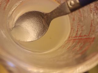 23、抹茶草莓挞(Matcha Strawberry Tart),和草莓的一样，这次放10ml琼脂粉，加上30ml开水让后狠狠的搅拌（这层放的更多因为更细）