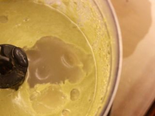 24、抹茶草莓挞(Matcha Strawberry Tart),搅完后，倒到搅拌机里和抹茶那些调料搅拌在一起