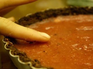 25、抹茶草莓挞(Matcha Strawberry Tart),去看一下在冰箱里，如果你用手轻轻的摸一下，手上不会粘到一些草莓酱，可以取出来了