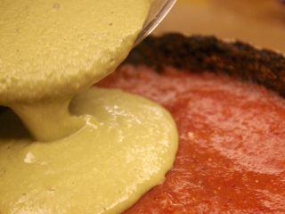 26、抹茶草莓挞(Matcha Strawberry Tart),把抹茶层倒上去让后放到冰箱里，至少放一到两个小时（我放了一夜因为我刚好是晚上做的，反正是越长越好）