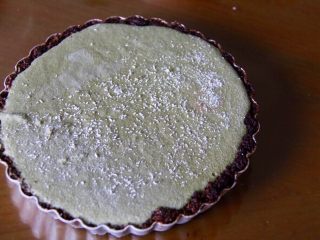 28、抹茶草莓挞(Matcha Strawberry Tart),用椰子粉和抹茶粉装饰一下