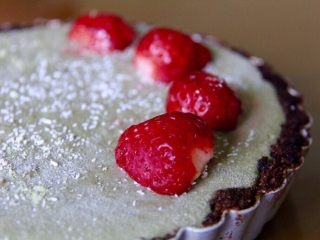 29、抹茶草莓挞(Matcha Strawberry Tart),也用一些草莓，你也可以加一点花或者其他的装饰